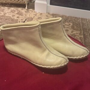 Elegant Cream Leather Slippers